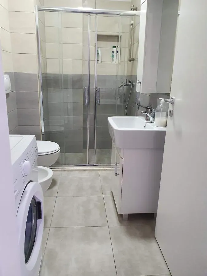 Rovena'S Apartment - Free Parking Tirana