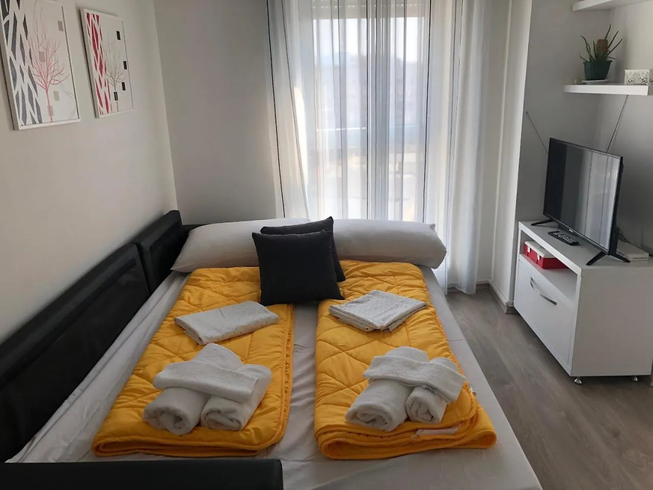 Rovena'S Apartment - Free Parking Tirana